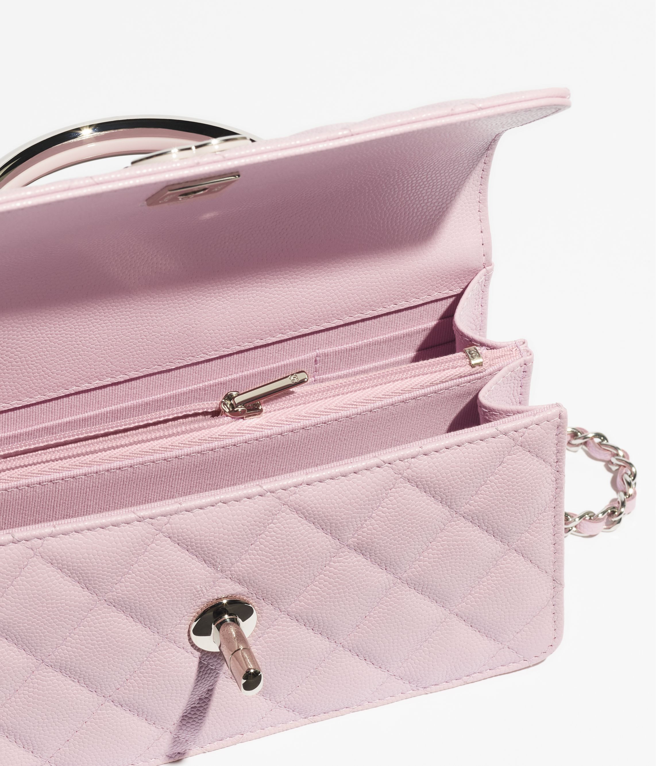 耳钉- 金属与树脂, 金、珍珠白与粉红— 精品| CHANEL 香奈儿