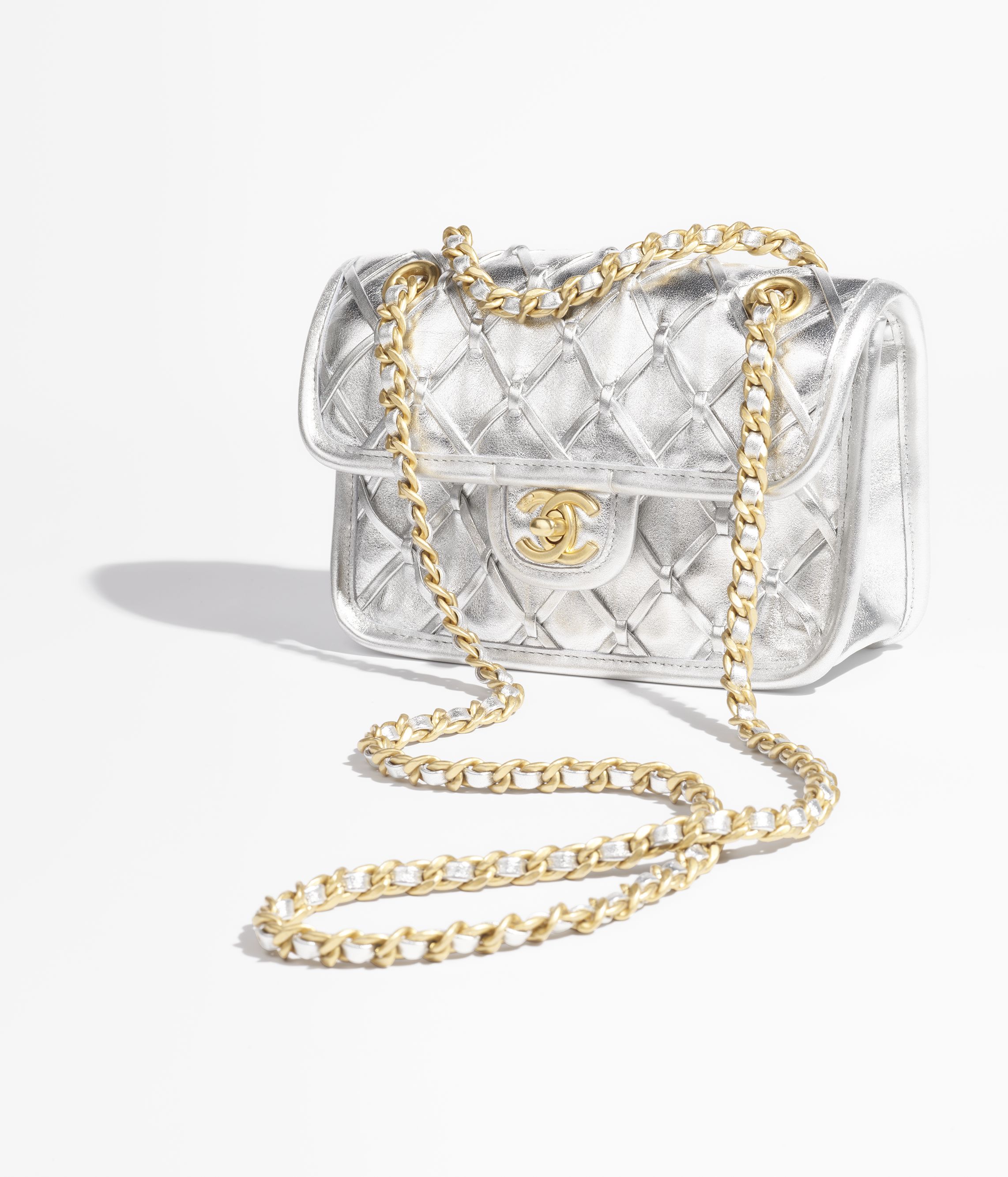 迷你口盖包, 金属光泽编织小牛皮与金色金属, 银色— 精品| CHANEL